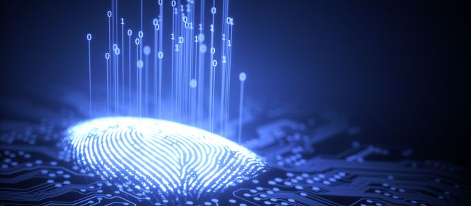 Eine digitale Darstellung eines Fingerabdrucks mit binären Daten vor dem Hintergrund einer Leiterplatte.