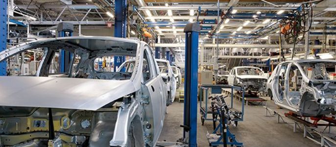 Eine Autofabrik, in der Fahrzeugrahmen montiert und bearbeitet werden.
