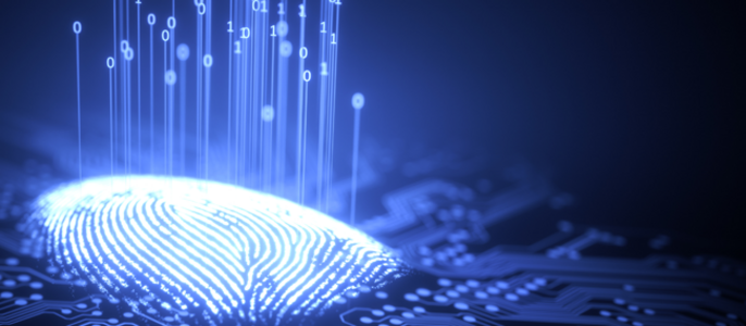 Eine digitale Darstellung eines Fingerabdrucks mit binären Zahlen, die von ihm ausgehen, vor einem Hintergrund aus Schaltkreisen.