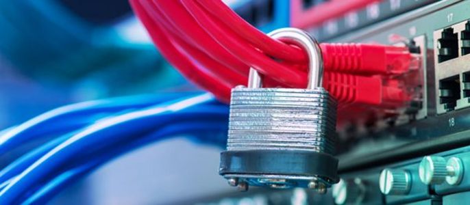 Ein Netzwerk-Switch, an den mehrere Kabel angeschlossen sind, mit einem Vorhängeschloss an einem der Ports als Sicherheitssymbol.