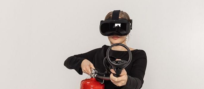 Eine Person, die ein Virtual-Reality-Headset trägt und einen roten Feuerlöscher in der Hand hält.