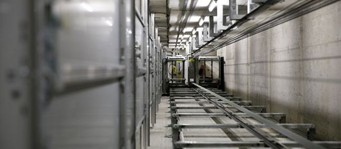 Eine industrielle Umgebung mit Metallstrukturen und einem Förderband.