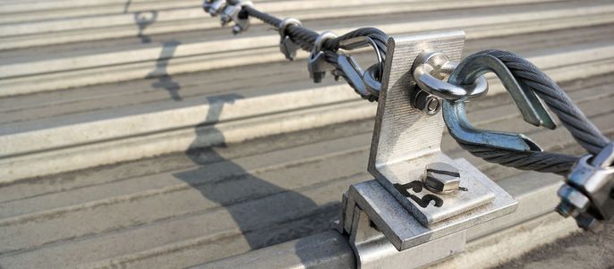 Eine Metallkonstruktion mit einer daran befestigten Kette, die mit einem Bolzen und einem Haken gesichert ist.