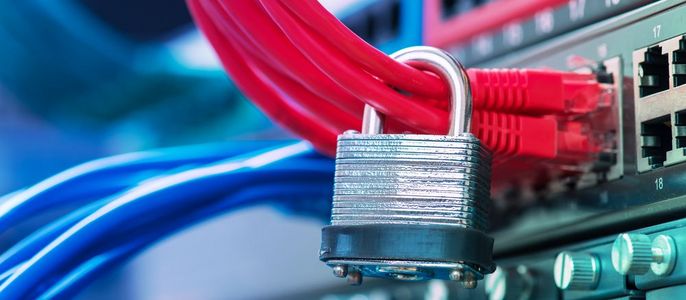 Ein Netzwerk-Switch, an den mehrere Kabel angeschlossen sind, mit einem Vorhängeschloss an einem der Ports als Sicherheitssymbol.