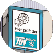 Ein Schild vor einer Pruestelle des TÜV Hessen.