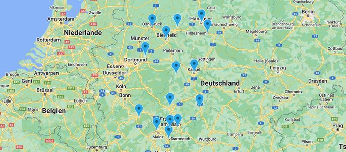 Eine Karte der Niederlande, auf der verschiedene Städte und Straßen markiert sind.