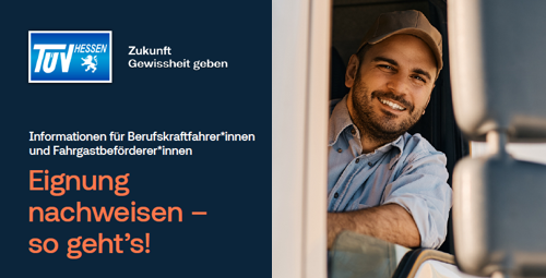 Ein Mann lehnt sich lächelnd aus einem Fahrzeug und trägt ein Transparent mit der Aufschrift "Informationen für Berufskraftfahrer*innen und Fahrgastbeforderer*innen" und "Eignung nachweisen - so geht's!".