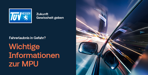 Der Seitenspiegel eines Autos mit einem unscharfen Hintergrund einer Stadtlandschaft, begleitet von einem Text in deutscher Sprache mit den Worten "Fahrerlaubnis in Gefahr?" und "Wichtige Informationen zur MPU".